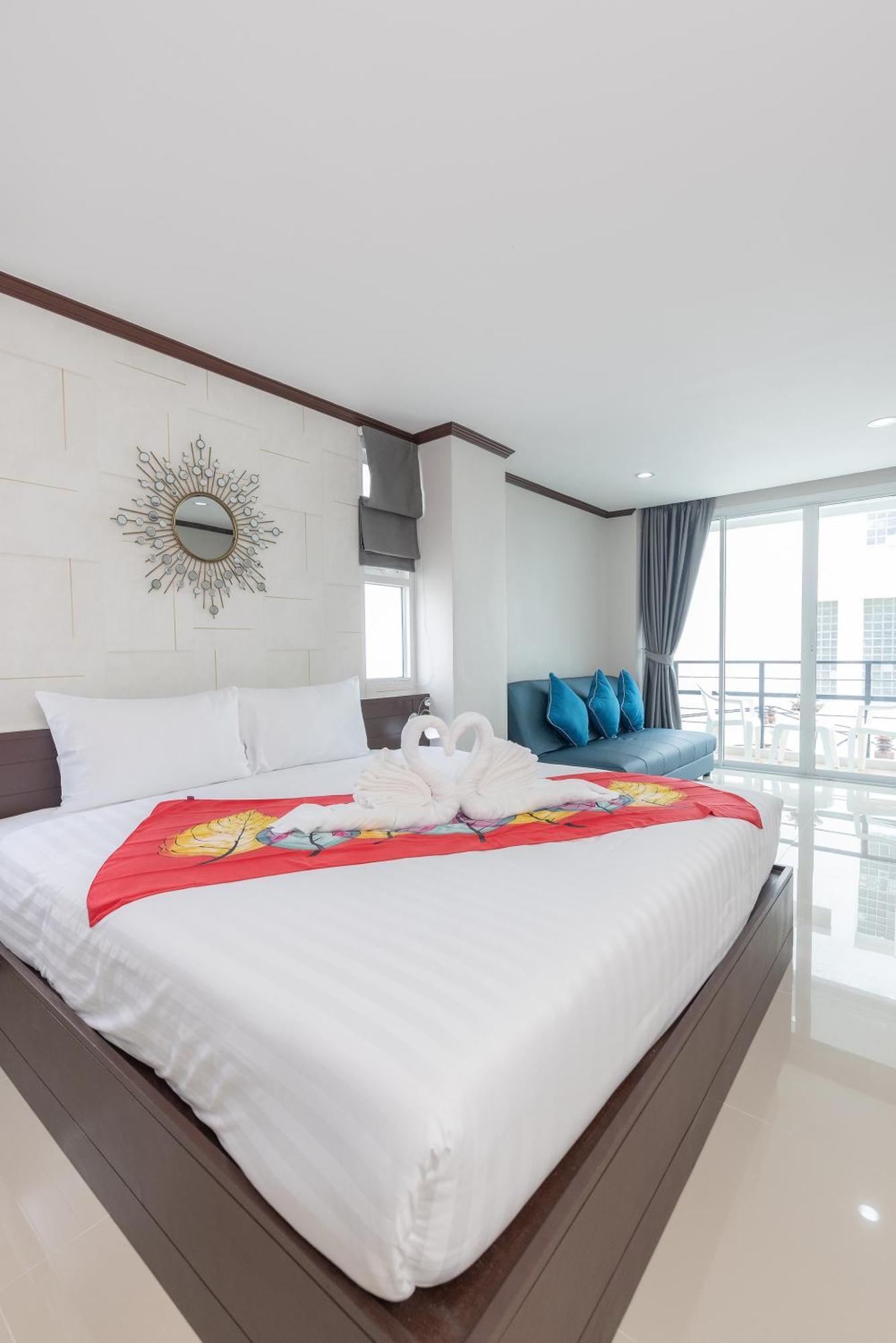 The Chic Patong Hotel Room photo