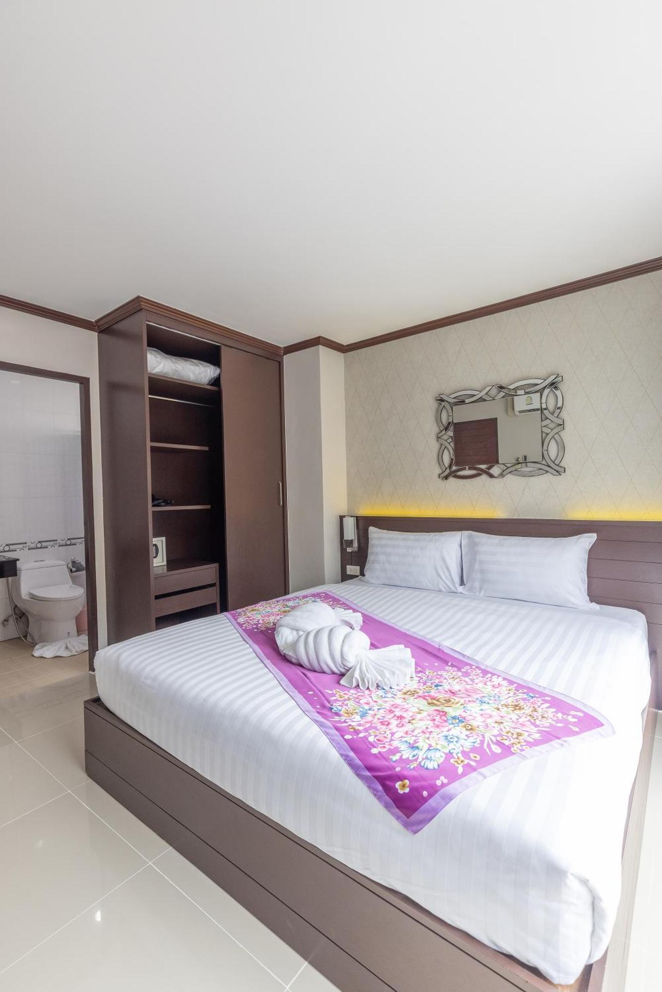 The Chic Patong Hotel Room photo