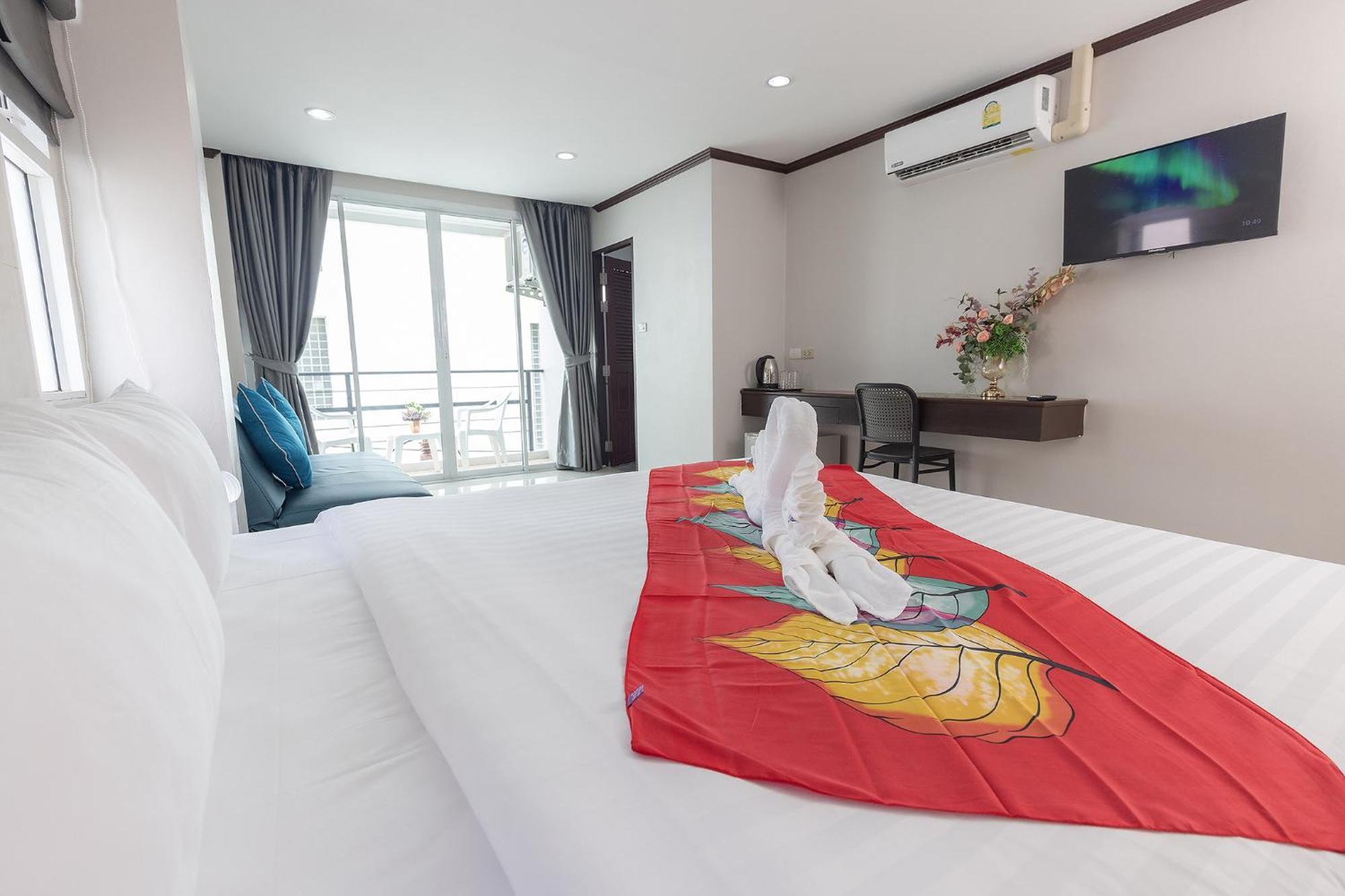 The Chic Patong Hotel Room photo