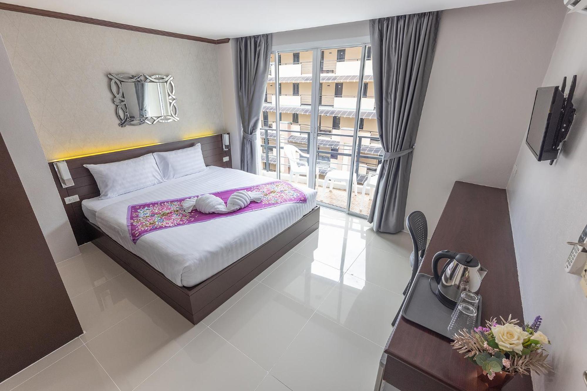 The Chic Patong Hotel Room photo