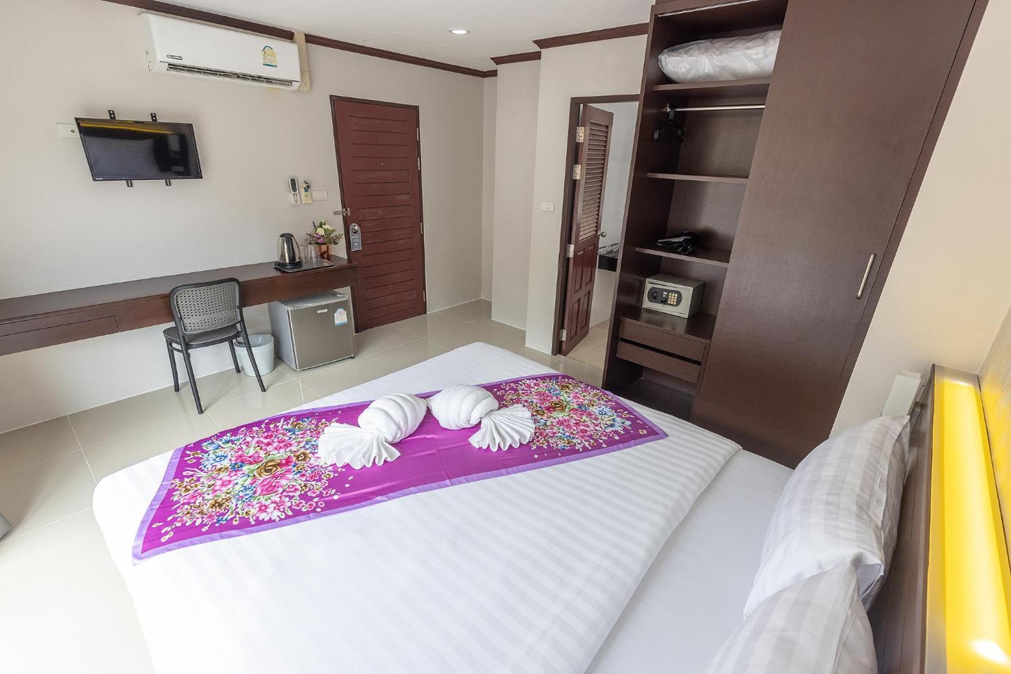The Chic Patong Hotel Room photo