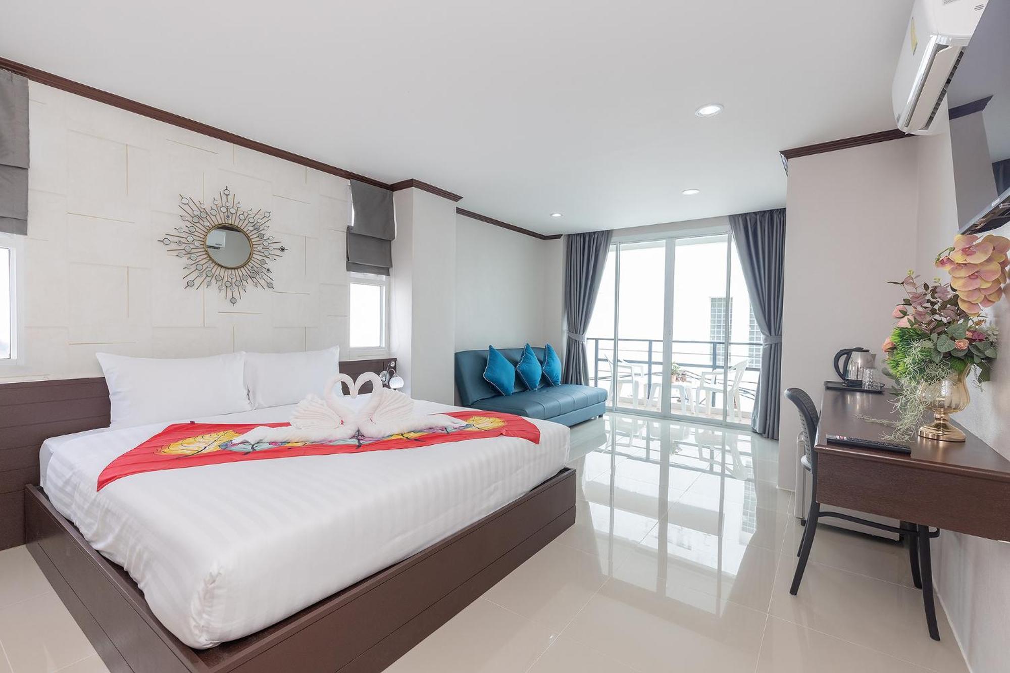The Chic Patong Hotel Room photo