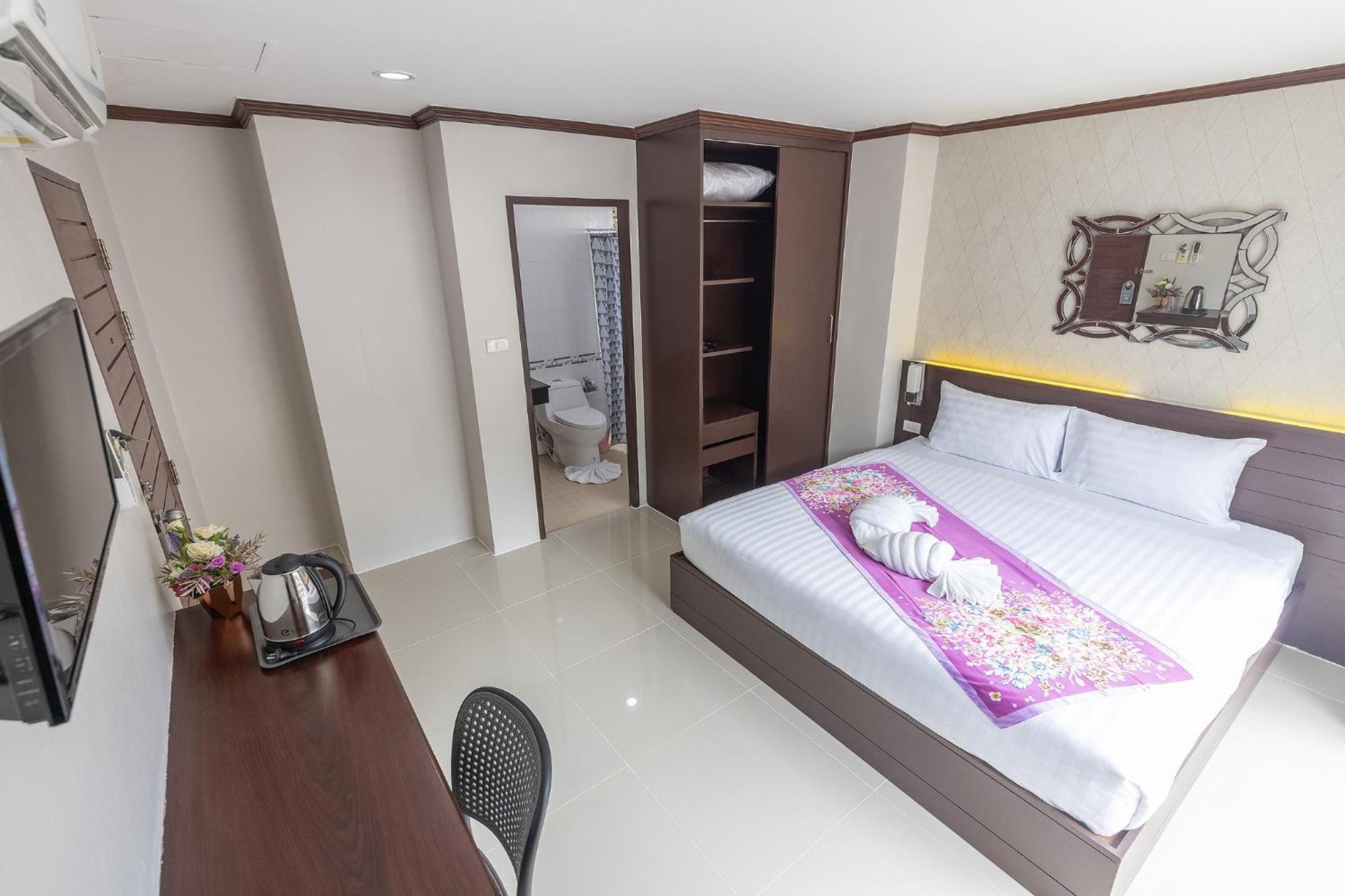 The Chic Patong Hotel Room photo